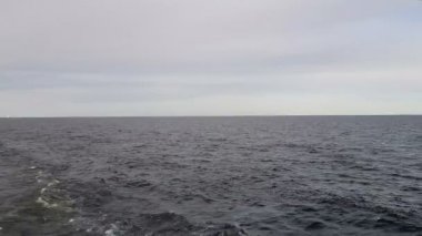 Bulutlu havalarda okyanus manzarası. Okyanus dalgalarının üzerindeki güneş sisi kırAr. Puslu okyanus manzarası. Sisteki okyanus dalgaları.