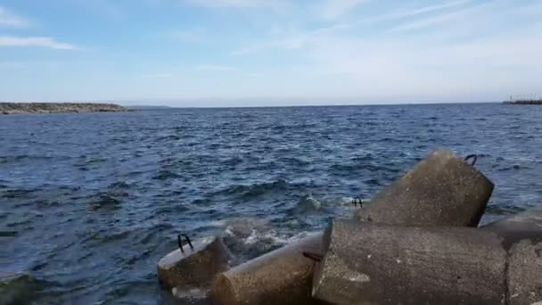 Fale Uderzają Duże Kamienie Fale Oceaniczne Walczą Falochronami Skalnymi Porcie — Wideo stockowe