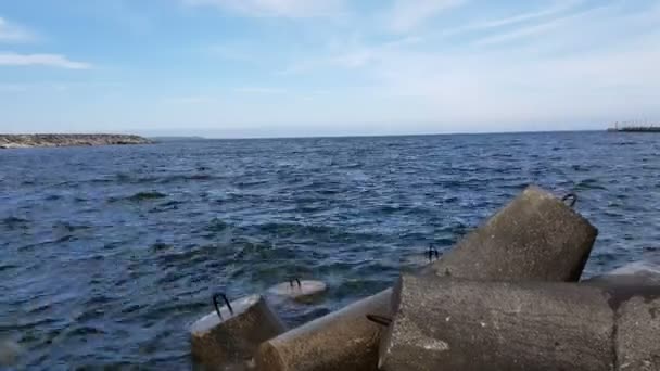 Vågor Slog Mot Stora Stenar Havsvågor Slog Mot Stenbrytarna Hamnen — Stockvideo