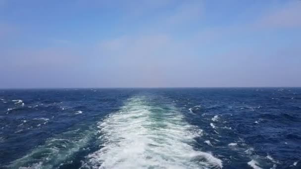 船に続く力強い波 船のエンジンから追跡します クルーズライナーは青い海を航海します 船尾の後ろの波 船からの波は地平線に向かう — ストック動画