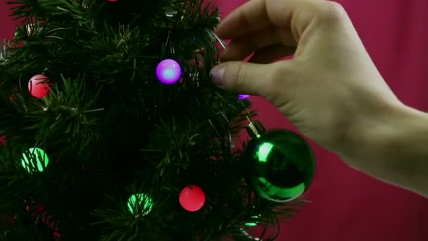 Mano Una Joven Cuelga Una Bola Verde Brillante Árbol Navidad — Vídeos de Stock