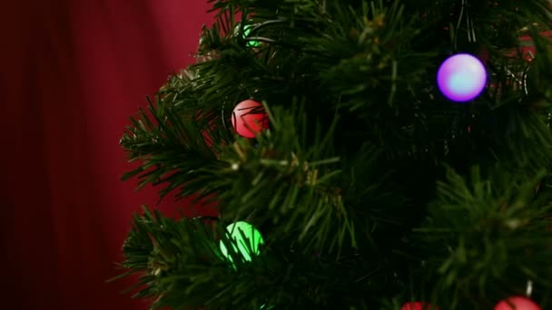 Mano Una Joven Cuelga Una Bola Azul Brillante Árbol Navidad — Vídeo de stock