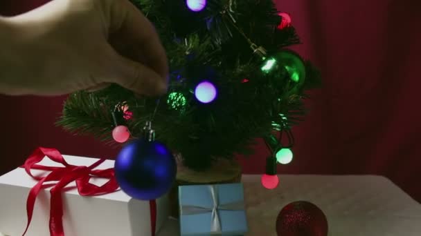 Mano Una Joven Cuelga Una Bola Azul Brillante Árbol Navidad — Vídeos de Stock