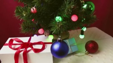 Renkli oyuncaklarla ve hediyelerle dolu bir Noel ağacı..