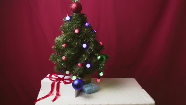 Kerstbomen Met Kleurrijke Lichtjes Speelgoed Cadeaus Nieuwjaarsgeschenken Prachtige Verpakking Liggen — Stockvideo