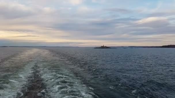 Вид Берег Океан Кормы Корабля Вид Волны Следующие Кораблем Солнечную — стоковое видео