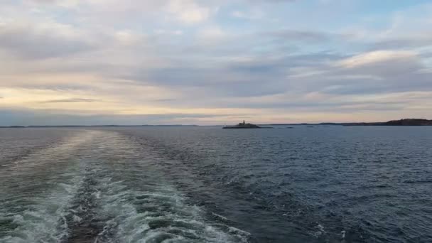 Ondas poderosas a seguir a nave. Ondas atrás da popa do navio. Rastreio dos motores da nave. O cruzeiro navega no oceano azul. As ondas do navio vão para o horizonte . — Vídeo de Stock