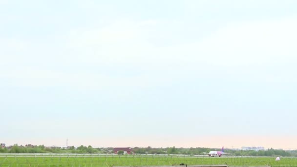 Kiev Ukraine May 2019 Wizz Air Passenger Aircraft Moves Runway — Stock Video