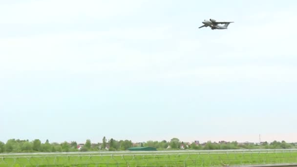 Militärflugzeuge Fliegen Bei Bedecktem Himmel Passagierflugzeug Fliegt Über Landebahn — Stockvideo