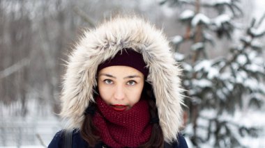 Ormandaki genç ve güzel bir kızın portresi..