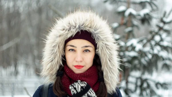 Porträtt av en vacker ung flicka i vinterskogen. — Stockfoto