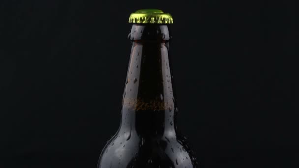 Gotas Condensado Fluyen Por Una Botella Cerveza Sobre Fondo Oscuro — Vídeo de stock