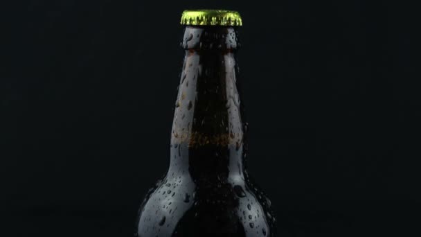 Gotas Condensado Fluyen Por Una Botella Cerveza Sobre Fondo Oscuro — Vídeo de stock