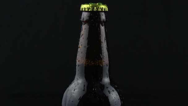 Gotas Condensado Fluyen Por Una Botella Cerveza Sobre Fondo Oscuro — Vídeo de stock