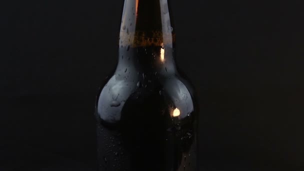 Gotas Condensado Fluyen Por Una Botella Cerveza Sobre Fondo Oscuro — Vídeos de Stock