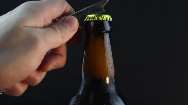 Barman Abre Uma Garrafa Cerveja Escura Mãos Jovem Abrem Uma — Vídeo de Stock