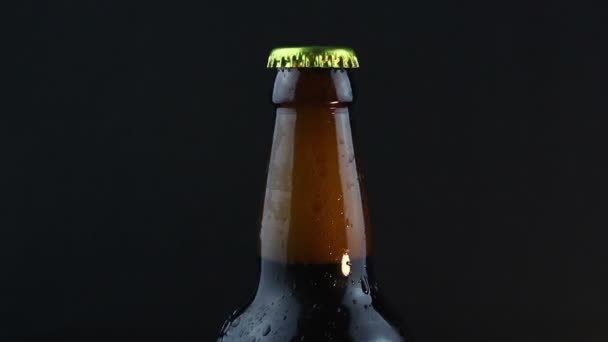 Barman Opent Een Fles Donker Bier Handen Van Een Jongeman — Stockvideo