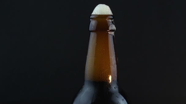 Espuma Cerveza Fluye Por Una Botella Empañada Espuma Fluye Por — Vídeo de stock