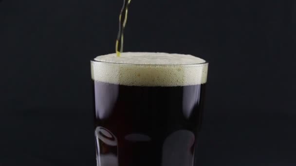 Garçom Derrama Cerveja Escura Uma Garrafa Copo Homem Enche Copo — Vídeo de Stock