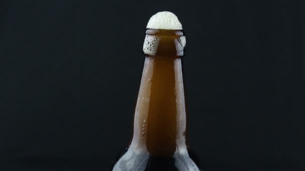 Αφρός Μπύρας Ρέει Μέσα Ένα Θολό Μπουκάλι Μπύρας Αφρός Μπύρας — Αρχείο Βίντεο