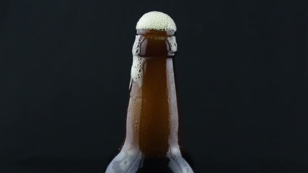 Schiuma Birra Scorre Lungo Una Bottiglia Birra Nebulizzata Schiuma Birra — Video Stock