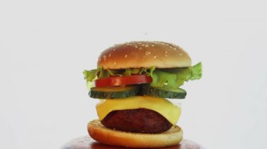 Sığır pirzolası, taze sebze ve erimiş peynirli büyük sulu burger..