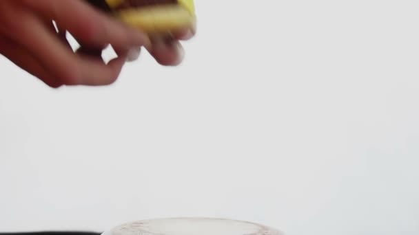 Chef Serve Grande Hamburger Succoso Con Una Cotoletta Manzo Verdure — Video Stock