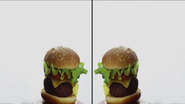 Mano Maschile Mostra Pollice Fresco Hamburger Succoso Fast Food Cibo — Video Stock