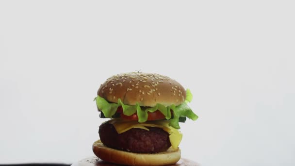 Junger Gutaussehender Kerl Versucht Einen Großen Saftigen Burger Beißen Fast — Stockvideo