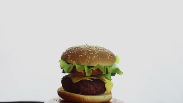 Junger Gutaussehender Kerl Versucht Einen Großen Saftigen Burger Beißen Fast — Stockvideo