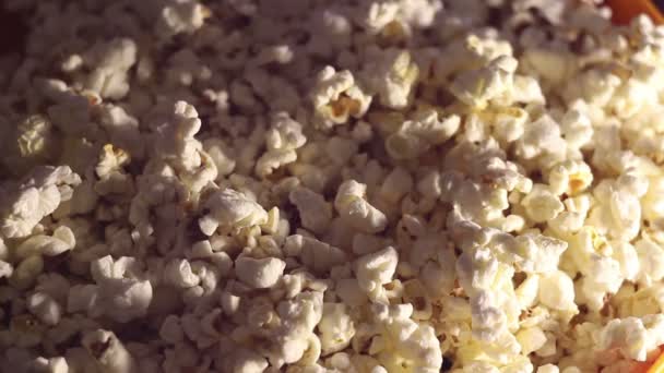 Čerstvé Křupavé Popcorn Kapky Kbelíku Čerstvé Horké Popcorn Kapky Misce — Stock video