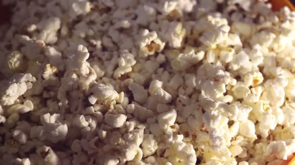 Man Tar Färsk Varm Popcorn Från Skål Manlig Hand Plockar — Stockvideo