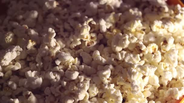 Man Tar Popcorn Från Hink Medan Han Tittar Manlig Hand — Stockvideo