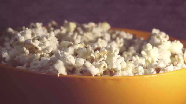 Čerstvé Křupavé Popcorn Kapky Kbelíku Čerstvé Horké Popcorn Kapky Misce — Stock video