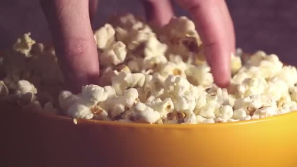 Ein Mann Holt Frisches Heißes Popcorn Aus Einer Schüssel Eine — Stockvideo