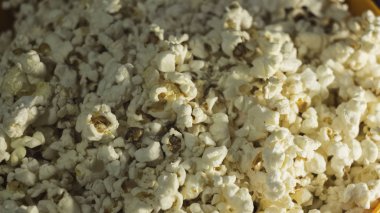 Taze patlamış mısır portakal kasesinde yatıyor. Sinema patlamış mısır arka planı.