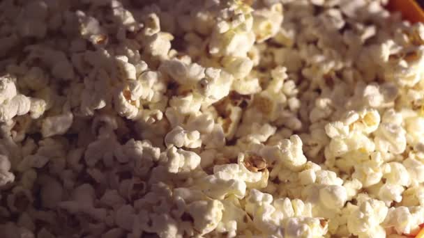 Čerstvé Křupavé Popcorn Kapky Kbelíku Čerstvé Horké Popcorn Kapky Misce — Stock video