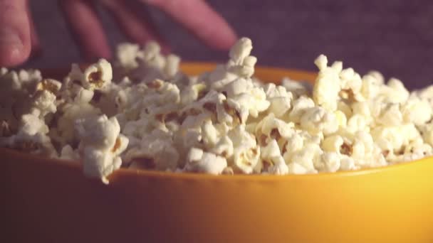 Een Man Neemt Verse Popcorn Uit Een Kom Een Mannelijke — Stockvideo