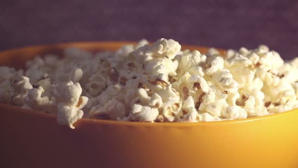 Een Man Pakt Popcorn Uit Een Emmer Tijdens Het Kijken — Stockvideo
