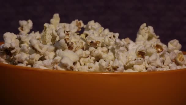 Čerstvé Křupavé Popcorn Kapky Kbelíku Čerstvé Horké Popcorn Kapky Misce — Stock video