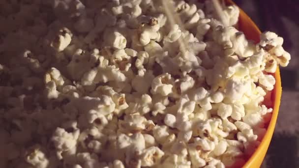 新鲜的脆爆米花掉在桶里 新鲜热爆米花滴在碗里 电影爆米花背景 — 图库视频影像