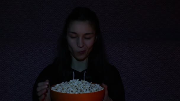 Young Attractive Girl Eating Popcorn She Watching Enthusiastically Young Beautiful — ストック動画