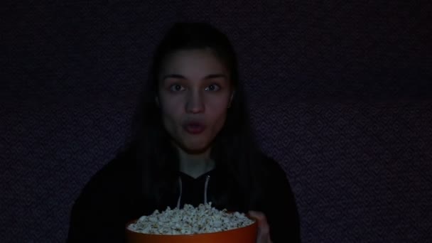 Young Girl Watching Eats Popcorn Young Beautiful Girl Sits Sofa — ストック動画