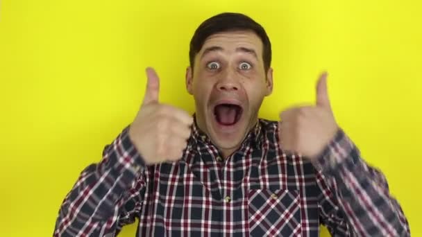 Bonitão Engraçado Sorri Mostra Polegar Com Duas Mãos Retrato Jovem — Vídeo de Stock