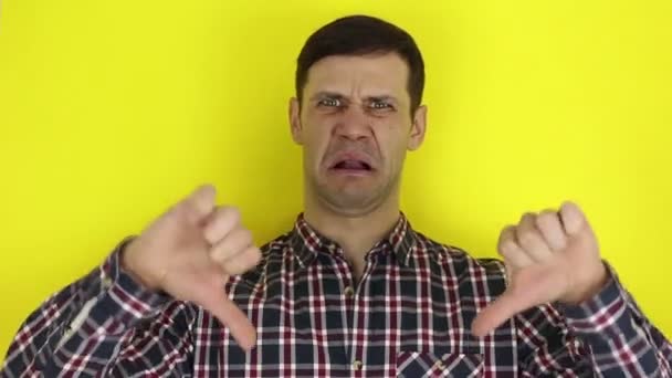 Amuzant Tip Chipeș Spune Cuvântul Rău Arată Degetul Mare Jos — Videoclip de stoc