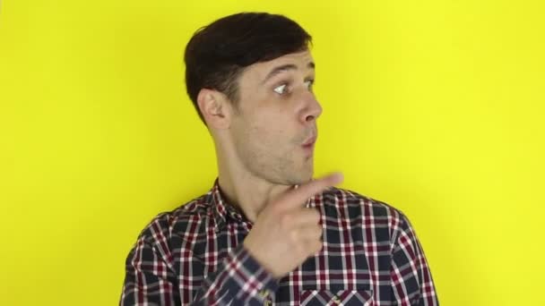 Vtipný Pohledný Chlapík Kostkované Košili Ukazuje Ukazováček Strany Portrét Mladíka — Stock video