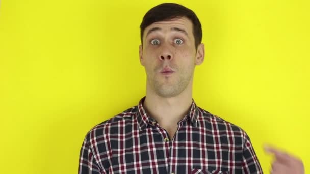 Zabawny Przystojny Facet Koszuli Kratę Pokazuje Palec Wskazujący Boku Portret — Wideo stockowe