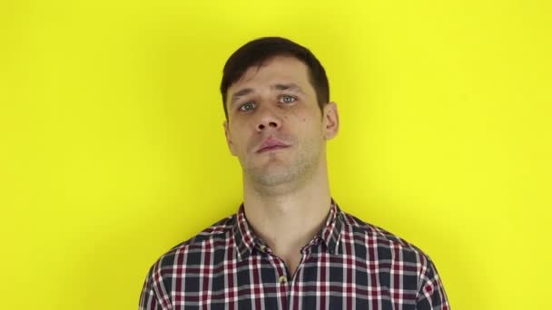 A Funny, handsome guy claps his hands sarcastically. Portrait of a young guy, shakes his head negatively and applauds with sarcasm.Portrait on a yellow background. — Stock Video