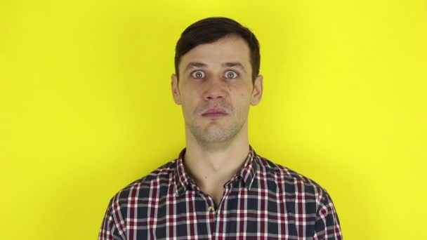 Ein Lustiger Gutaussehender Typ Drückt Seine Angst Aus Und Winkt — Stockvideo