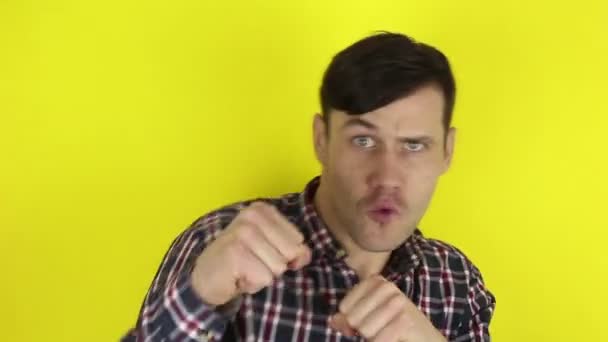 Komik Yakışıklı Bir Adam Komik Bir Boksörü Canlandırıyor Havaya Yumruk — Stok video